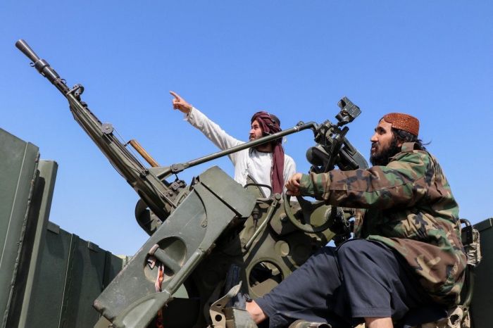 Talibã opera anti-aéreos durante confronto