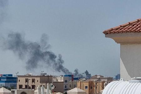 Uma coluna de fumaça se eleva sobre Abu Dhabi, proveniente do local de um ataque com mísseis iranianos em 28 de fevereiro de 2026.