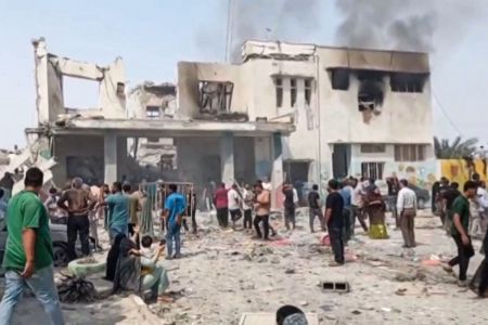 Esta imagem, capturada da televisão estatal iraniana e transmitida em 28 de fevereiro de 2026, mostra o que a emissora afirma ser o local dos ataques mortais dos EUA e de Israel contra uma escola primária feminina em Minab, na província de Hormozgan, no sul do Irã, perto da estratégica rota marítima do Estreito de Ormuz