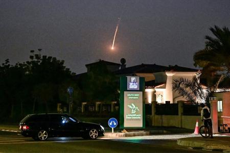 Um projétil cai sobre Dubai em 28 de fevereiro de 2026.