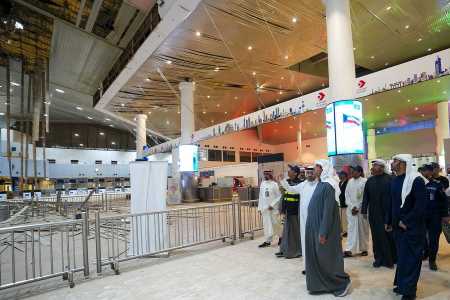 Esta foto divulgada pela agência de notícias kuwaitiana KUNA no início de 1º de março de 2026 mostra o primeiro-ministro do Kuwait, Sheikh Ahmad al-Abdullah al-Sabah (C), visitando o aeroporto internacional após este ter sido atingido por um suposto ataque iraniano na Cidade do Kuwait