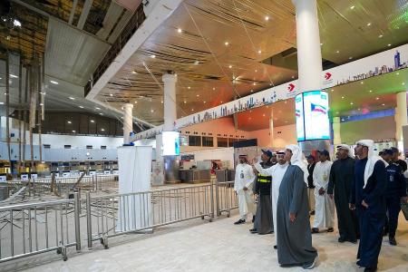 Esta foto divulgada pela agência de notícias kuwaitiana KUNA no início de 1º de março de 2026 mostra o primeiro-ministro do Kuwait, Sheikh Ahmad al-Abdullah al-Sabah (C), visitando o aeroporto internacional após este ter sido atingido por um suposto ataque iraniano na Cidade do Kuwait