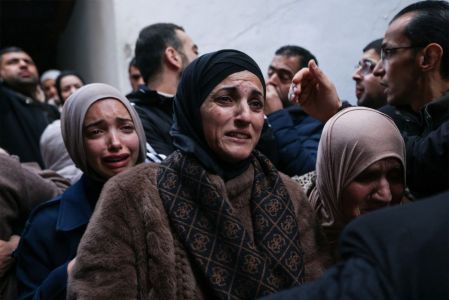 Familiares lamentam durante o funeral de Mohammed Jihad Masalmeh, de 25 anos, um dia após ele ter sido morto a tiros pelo exército israelense