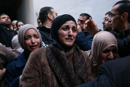 Familiares lamentam durante o funeral de Mohammed Jihad Masalmeh, de 25 anos, um dia após ele ter sido morto a tiros pelo exército israelense
