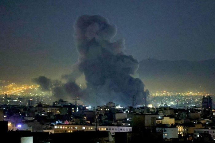 Colunas de fumaça se elevam após ataques com mísseis em Teerã, em 1º de março de 2026