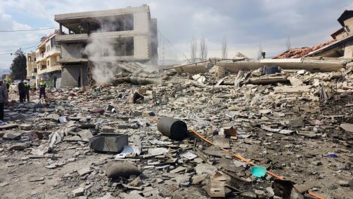 Agentes da Defesa Civil libanesa inspecionam os danos no local de um ataque aéreo israelense que atingiu a vila de Houch el-Rafqa, no Vale do Bekaa, em 2 de março de 2026
