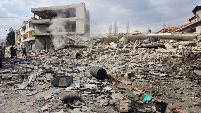 Agentes da Defesa Civil libanesa inspecionam os danos no local de um ataque aéreo israelense que atingiu a vila de Houch el-Rafqa, no Vale do Bekaa, em 2 de março de 2026