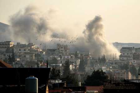 Operários limpam os escombros do local de um ataque aéreo israelense que teve como alvo um prédio residencial no bairro de Haret Hreik, no sul de Beirute, em 23 de novembro de 2025