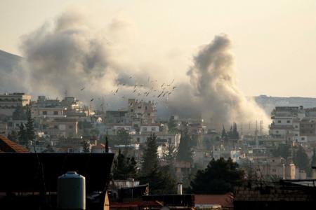 Operários limpam os escombros do local de um ataque aéreo israelense que teve como alvo um prédio residencial no bairro de Haret Hreik, no sul de Beirute, em 23 de novembro de 2025