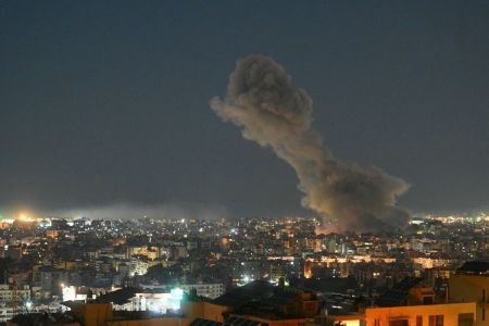 Fumaça sobe do local de um ataque aéreo israelense que teve como alvo o escritório da emissora de TV Al-Manar, afiliada ao Hezbollah, no subúrbio de Haret Hreik, ao sul de Beirute