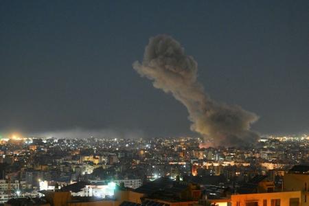Fumaça sobe do local de um ataque aéreo israelense que teve como alvo o escritório da emissora de TV Al-Manar, afiliada ao Hezbollah, no subúrbio de Haret Hreik, ao sul de Beirute