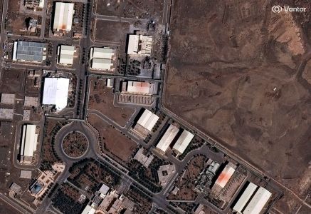 Esta imagem de satélite, cortesia da Vantor, tirada e divulgada em 2 de março de 2026, mostra uma vista do complexo nuclear de Natanz com danos observados em vários edifícios perto de Natanz, província de Isfahan, Irã