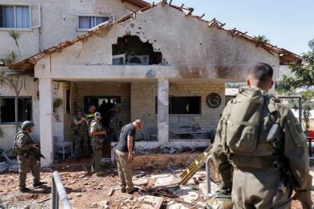 Exército e forças de segurança israelenses realizam uma varredura em uma casa atingida por projéteis do Hezbollah no Moshav Kfar Yuval, no norte de Israel, perto da fronteira com o sul do Líbano, em 3 de março de 2026