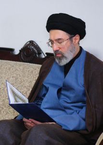 Esta foto, divulgada em Teerã em 3 de outubro de 2024 e fornecida pelo gabinete do líder supremo do Irã, mostra Mojtaba Khamenei, um dos filhos do falecido líder supremo do Irã, o aiatolá Ali Khamenei.
