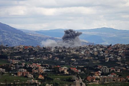 Vila de Khiam, no sul do Líbano, é tomada por fumaça preta em meio a conflitos