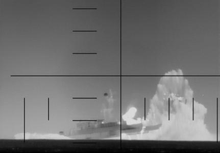 Esta imagem, capturada de um vídeo divulgado pelo Departamento de Defesa dos EUA em 4 de março de 2026, mostra o que o Departamento de Defesa afirma ser uma filmagem do periscópio de um submarino da Marinha dos EUA disparando e afundando um navio de guerra iraniano no Oceano Índico