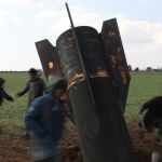 Crianças brincam com míssil não detonado na Síria, país afetado por guerra