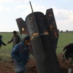 Crianças brincam com míssil não detonado na Síria, país afetado por guerra