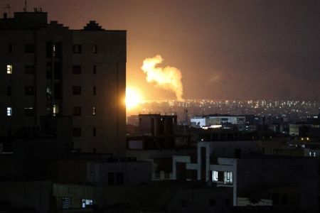 Fumaça sobe após ataques aéreos em uma área central da capital iraniana, Teerã, em 6 de março de 2026