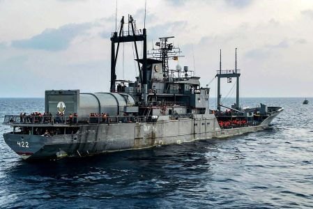 Esta fotografia, divulgada pela Marinha do Sri Lanka em 6 de março de 2026 e tirada em 5 de março de 2026, mostra o navio iraniano IRIS Bushehr após um ataque de submarino americano, ao largo da costa de Colombo