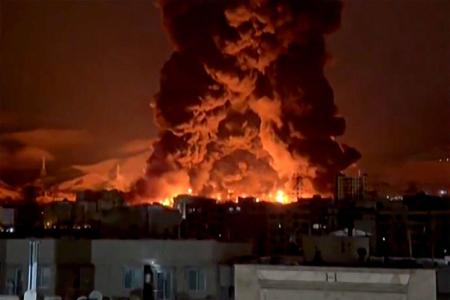 Bombardeios destroem depósitos de combustível e mergulham Teerã na escuridão neste domingo