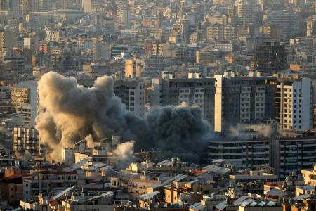 Operários limpam os escombros do local de um ataque aéreo israelense que teve como alvo um prédio residencial no bairro de Haret Hreik, no sul de Beirute, em 23 de novembro de 2025