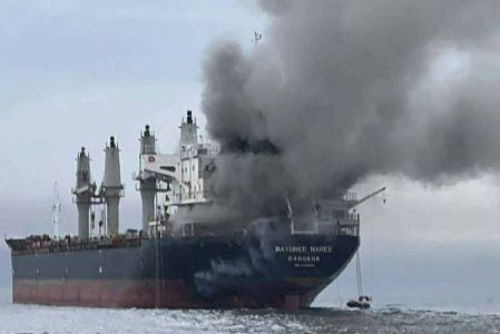 Esta foto divulgada pela Marinha Real Tailandesa, tirada em 11 de março de 2026, mostra fumaça saindo do navio cargueiro tailandês 'Mayuree Naree' próximo ao Estreito de Ormuz após um ataque