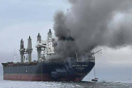 Esta foto divulgada pela Marinha Real Tailandesa, tirada em 11 de março de 2026, mostra fumaça saindo do navio cargueiro tailandês 'Mayuree Naree' próximo ao Estreito de Ormuz após um ataque