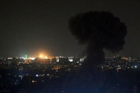 Fumaça sobe do local de um ataque aéreo israelense que atingiu uma área nos subúrbios do sul de Beirute, no Líbano, em 13 de março de 2026