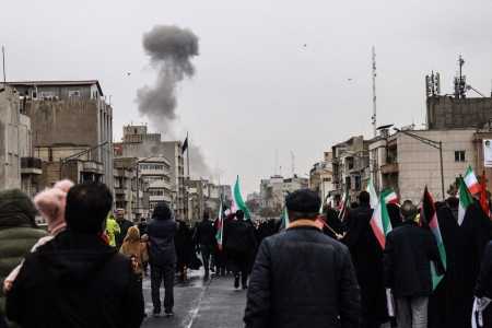 Fumaça negra sobe após um ataque aéreo, enquanto iranianos participam do comício do Dia de Al-Quds (Jerusalém), uma comemoração em apoio ao povo palestino na última sexta-feira do mês sagrado islâmico do Ramadã, em Teerã, em 13 de março de 2026