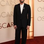Oscar 2026: Wagner Moura chega acompanhado no tapete vermelho