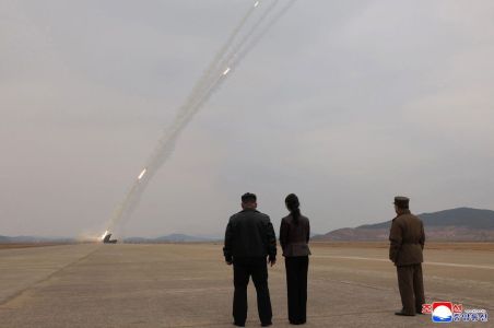 Esta foto, tirada em 14 de março de 2026 e divulgada pela Agência Central de Notícias da Coreia do Norte (KCNA) via KNS em 15 de março de 2026, mostra o líder norte-coreano Kim Jong Un e sua filha Kim Ju Ae observando um exercício de treinamento de lançadores múltiplos de foguetes de ultraprecisão de calibre 600 mm do Exército norte-coreano, em um local não divulgado na Coreia do Norte.