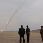 Kim Jong Un leva a filha adolescente para teste de foguetes na Coreia do Norte