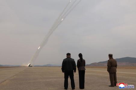 Esta foto, tirada em 14 de março de 2026 e divulgada pela Agência Central de Notícias da Coreia do Norte (KCNA) via KNS em 15 de março de 2026, mostra o líder norte-coreano Kim Jong Un e sua filha Kim Ju Ae observando um exercício de treinamento de lançadores múltiplos de foguetes de ultraprecisão de calibre 600 mm do Exército norte-coreano, em um local não divulgado na Coreia do Norte.