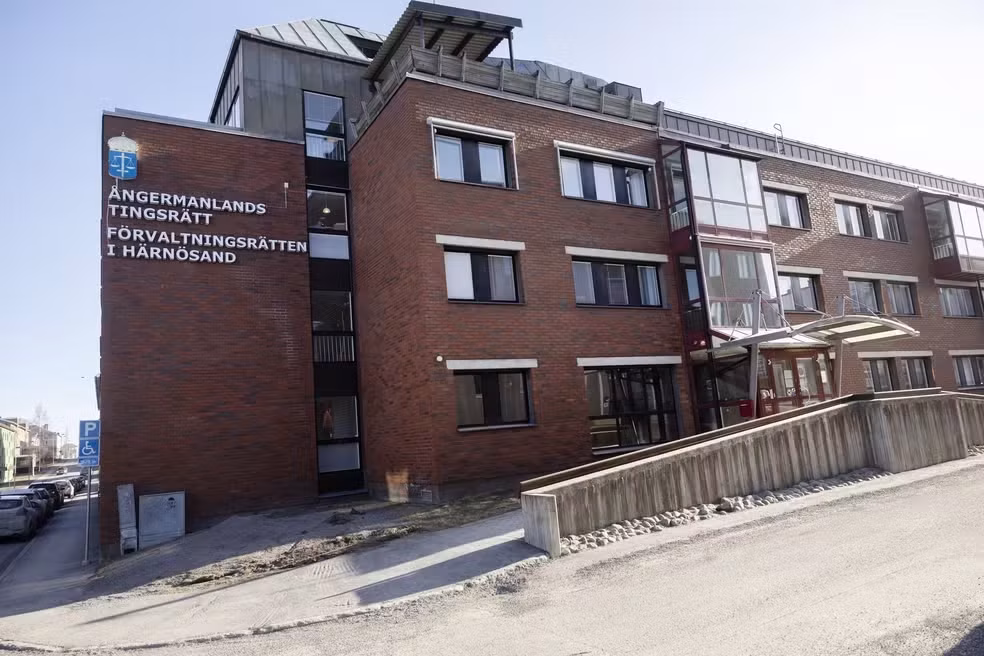 Homem é indiciado por vender serviços sexuais de esposa a mais de 120 homens