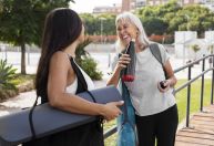 Falar com estranhos pode ser bom para pessoas idosas, afirma cientista