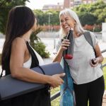 Falar com estranhos pode ser bom para pessoas idosas, afirma cientista