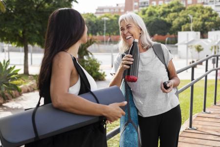 Mulheres de diferentes idades conversam em parque