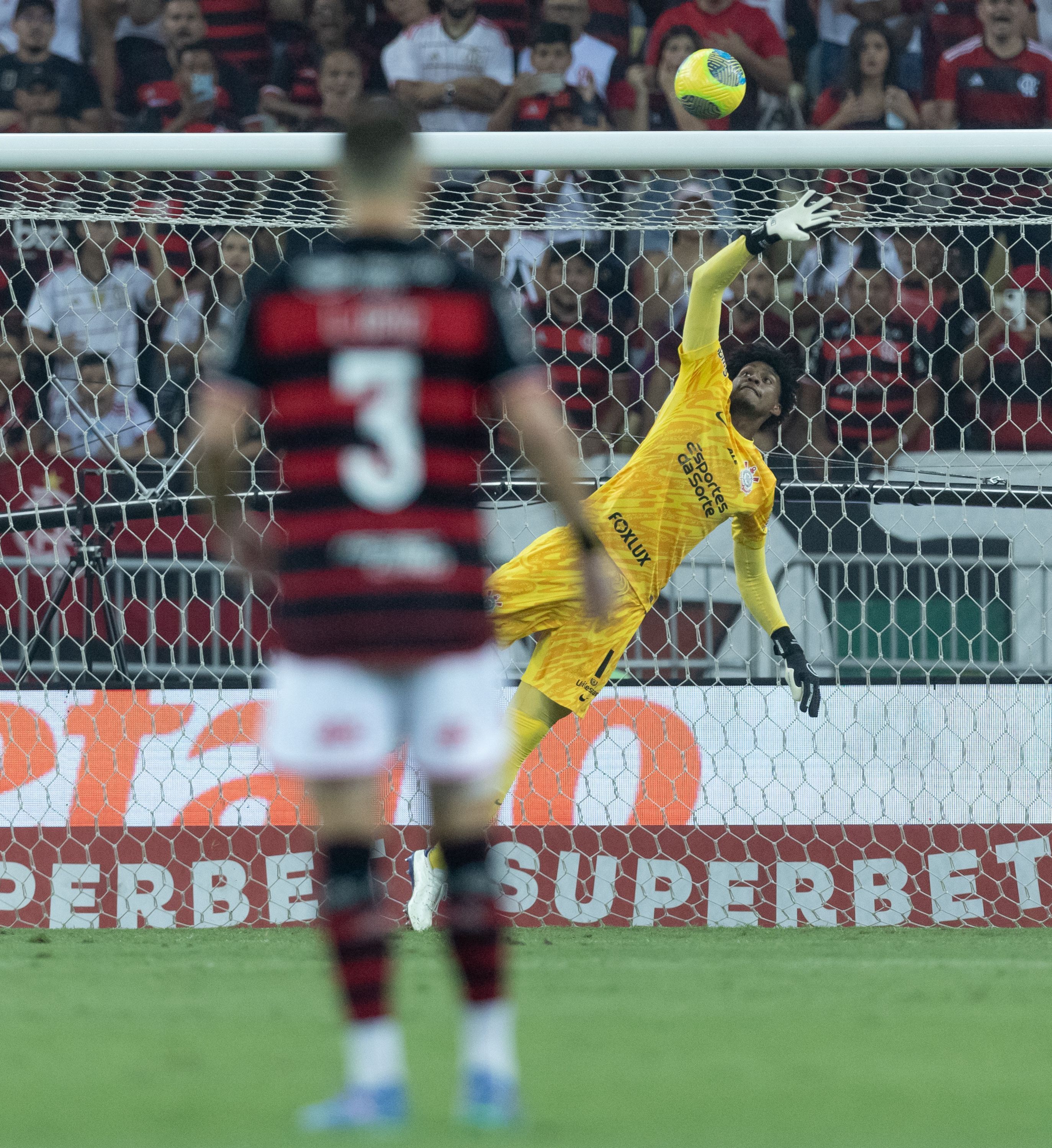 Por que o Corinthians ainda não pagou multa de Hugo Souza ao Flamengo
