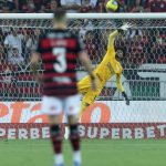 Por que o Corinthians ainda não pagou multa de Hugo Souza ao Flamengo