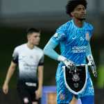 Hugo se emociona com nome gritado pela torcida do Corinthians: 'Feliz pelo trabalho'