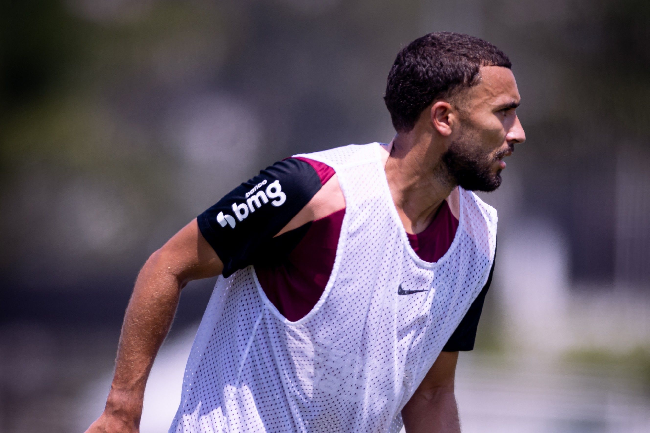 Meia marroquino ainda não empolga e luta por espaço no Corinthians