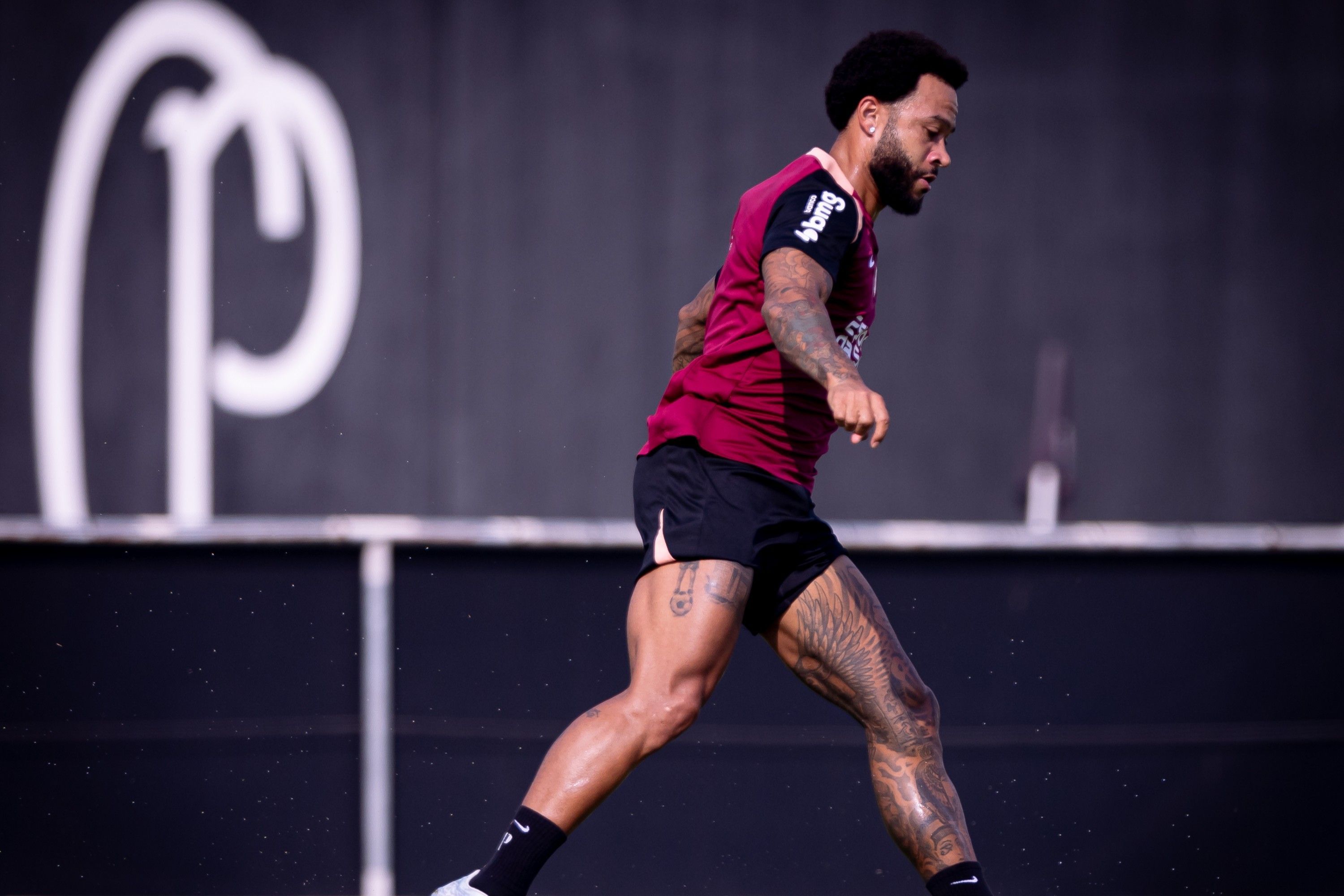 Corinthians toma decisão para renovar com Memphis Depay