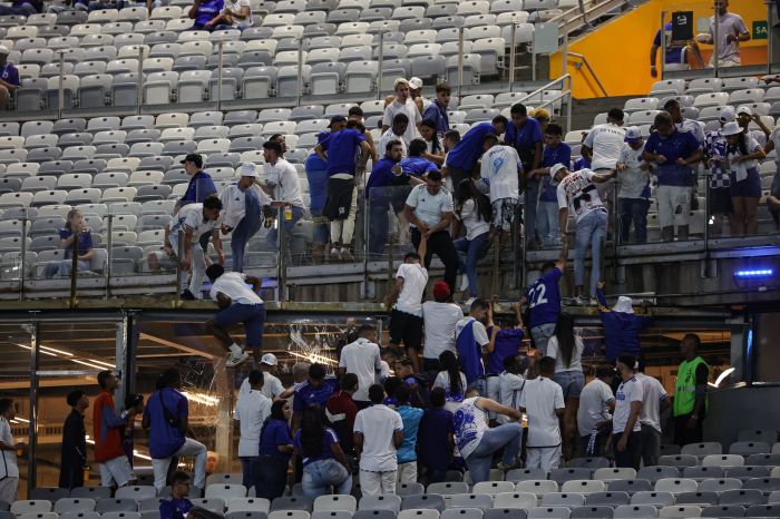 Vários torcedores foram flagrados mudando de setor antes de Cruzeiro x Atlético
