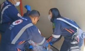 Homem é baleado após esfaquear ex-mulher na frente do filho em local de votação