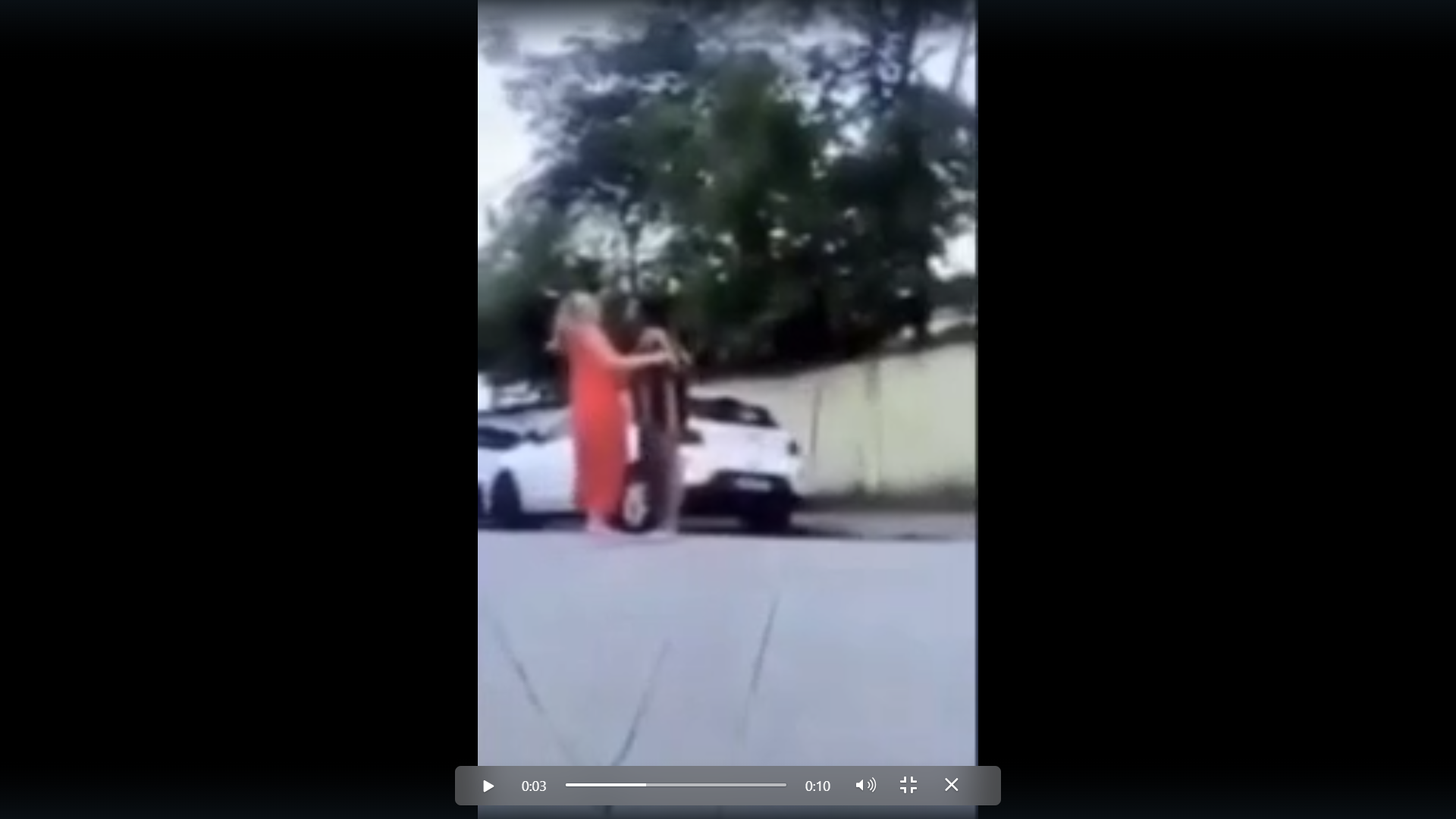 Polícia procura mãe de aluno que acertou soco no rosto de professora em SP; veja vídeo da agressão