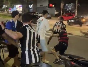 Polícia apura se mais pessoas espancaram flamenguista em bar de BH; três foram presos