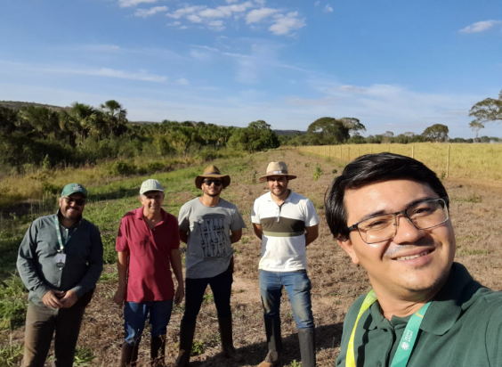 O analista de Projetos e Planejamento do Sistema Faemg, José Jhones Matuda, com produtores atendidos e o professor Eduardo Lelles (de camisa vermelha)