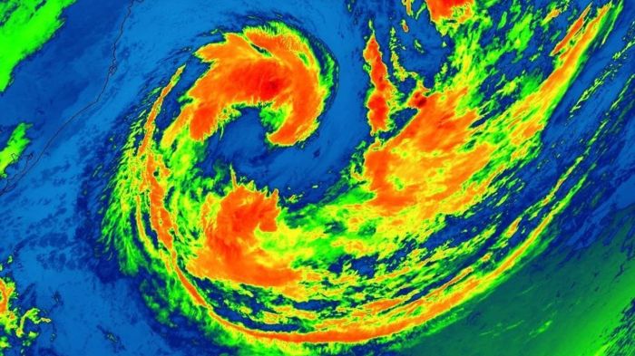 Imagem do satélite meteorológico GOES-16 da madrugada desta segunda-feira (19), da tempestade tropical Akará em alto-mar a Leste do Rio Grande do Sul e de Santa Catarina