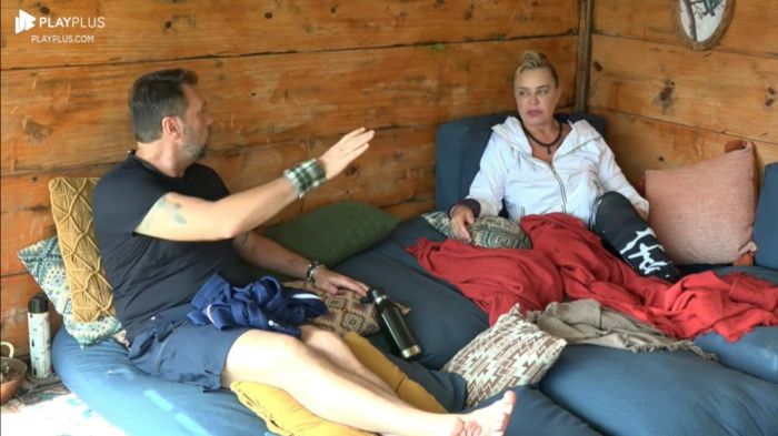Albert e Flor conversam na casinha da árvore 